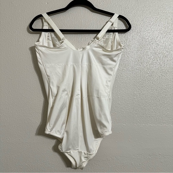 MAIDENFORM Ultra-Firm Body Shaper With Built-In Underwire Bra - Picture 5 of 11